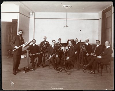 Mannen van het Barrere Ensemble Orkest met blaasinstrumenten, 1910 door Byron Company